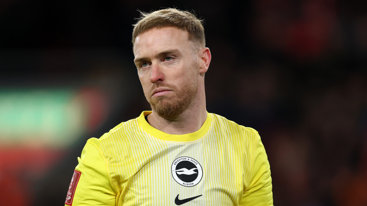 フェルブルッヘンと熱い抱擁…ブライトンの35歳GKがイングランド代表初招集！ チームメイトも拍手で祝福