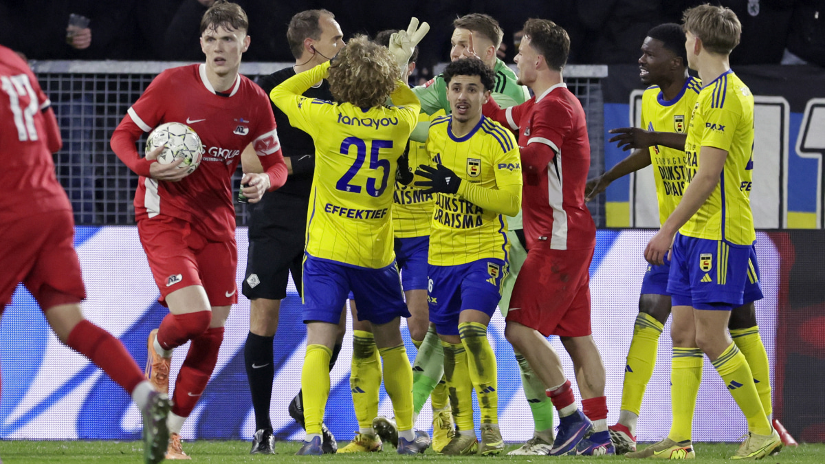 両手で“シュート阻止”で退場→PK“二度蹴り”疑惑…オランダ2部の一戦、終盤にいろいろ起こり過ぎていると話題に！