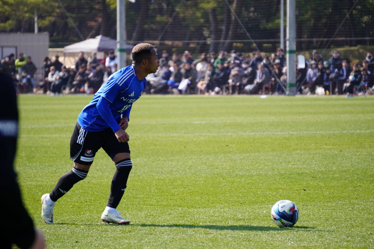 横浜F・マリノス
オナイウ情滋