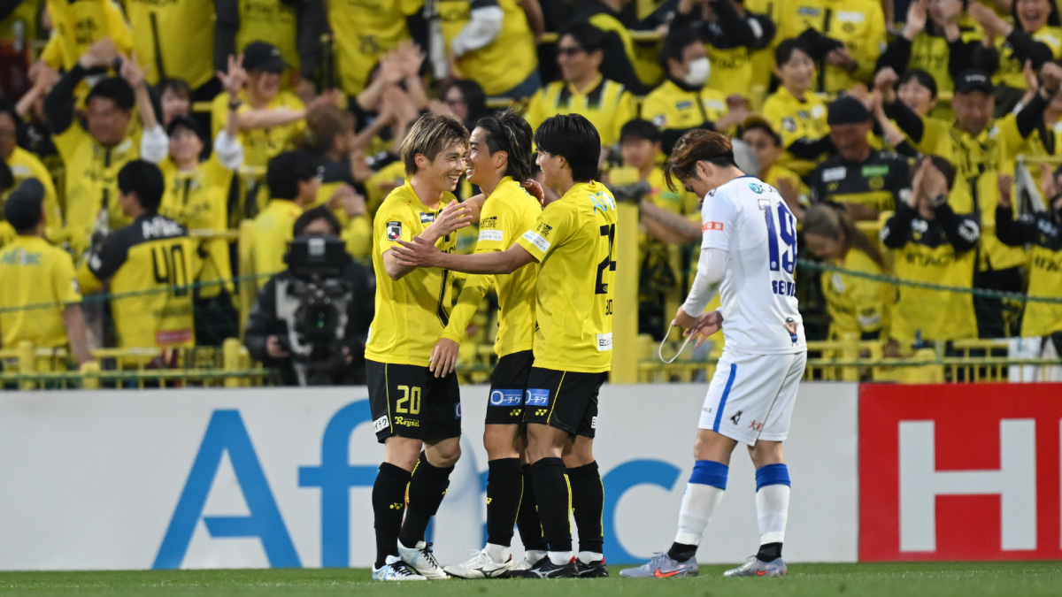 ゴールを決めて、チームメイトと喜びを分かち合う　柏レイソル　瀬川祐輔