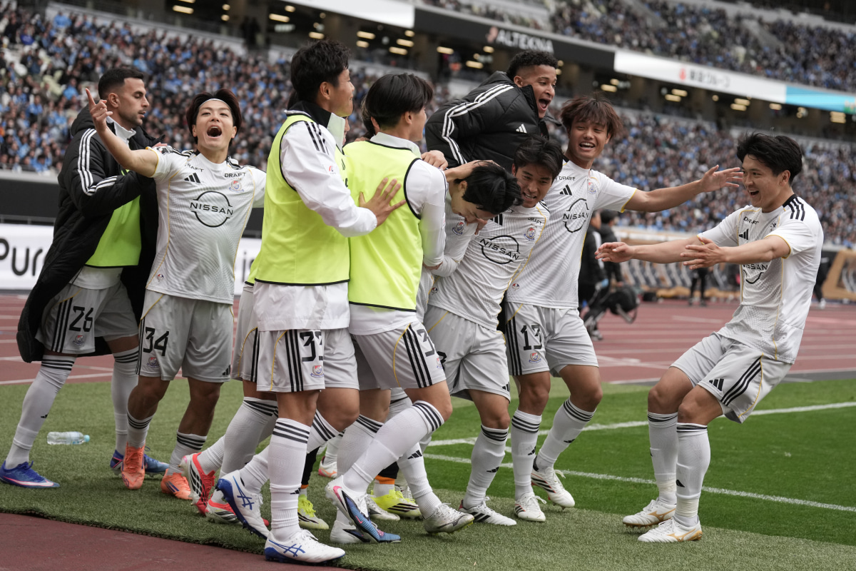 スライディング部隊？ 横浜F・マリノスの気迫溢れる守備が凄い…Jリーグ公式「3人がかりで執念のブロック」