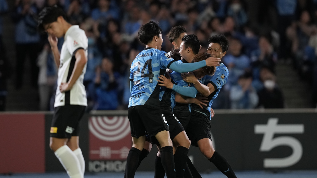 落胆する浦和レッズの選手と喜ぶ川崎フロンターレの選手