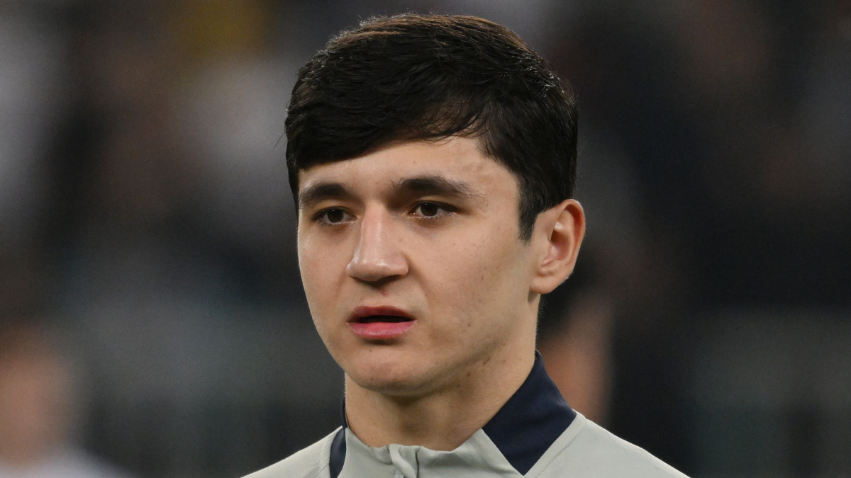 「決して諦めない」 ウズベキスタン代表DFフサノフの守備が何度見ても凄い…マンC公式、特別アングルからのスロー映像を投稿