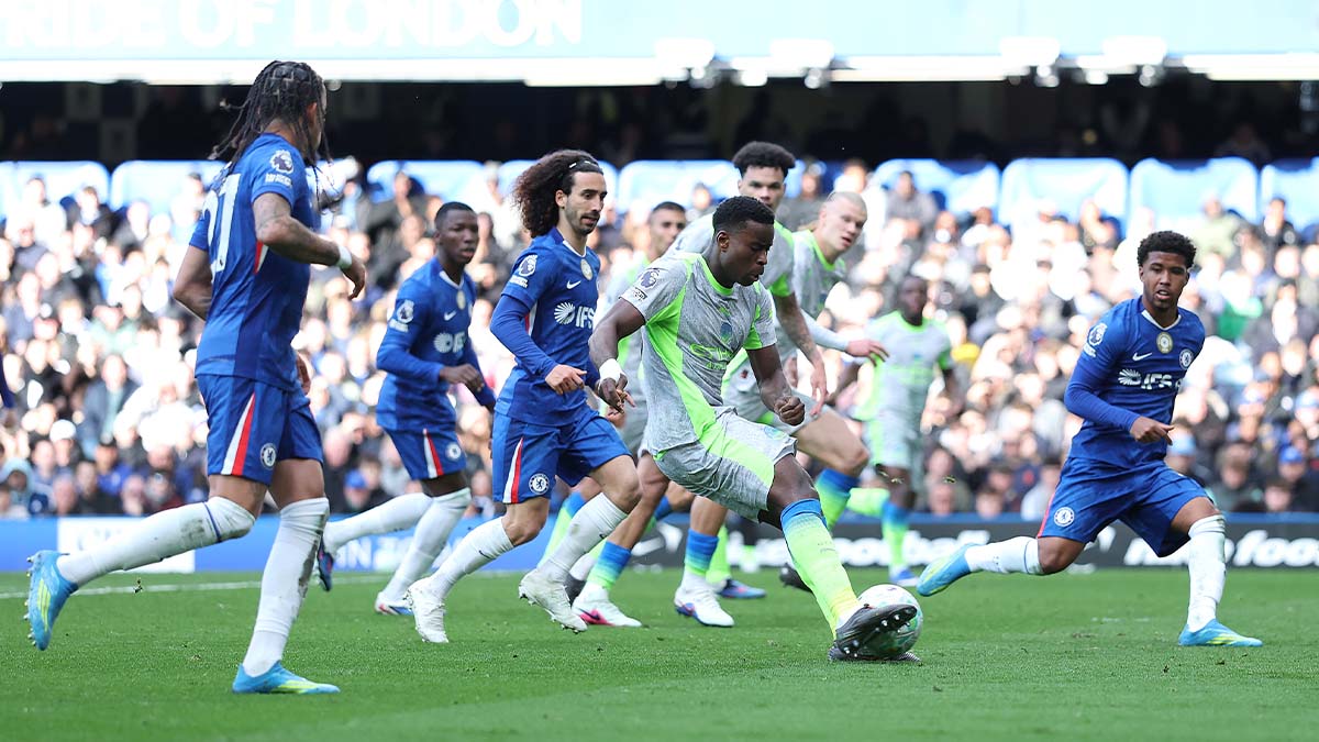 レジェンドたちが集結！ チェルシーとマンチェスター・シティのOBが試合を観戦。ピッチを見つめる英雄たち