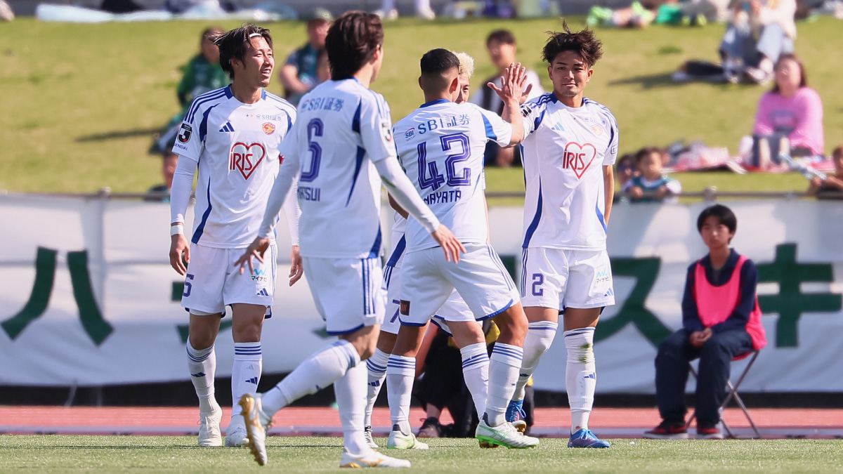 ベガルタ仙台の選手たちと喜ぶ五十嵐聖己