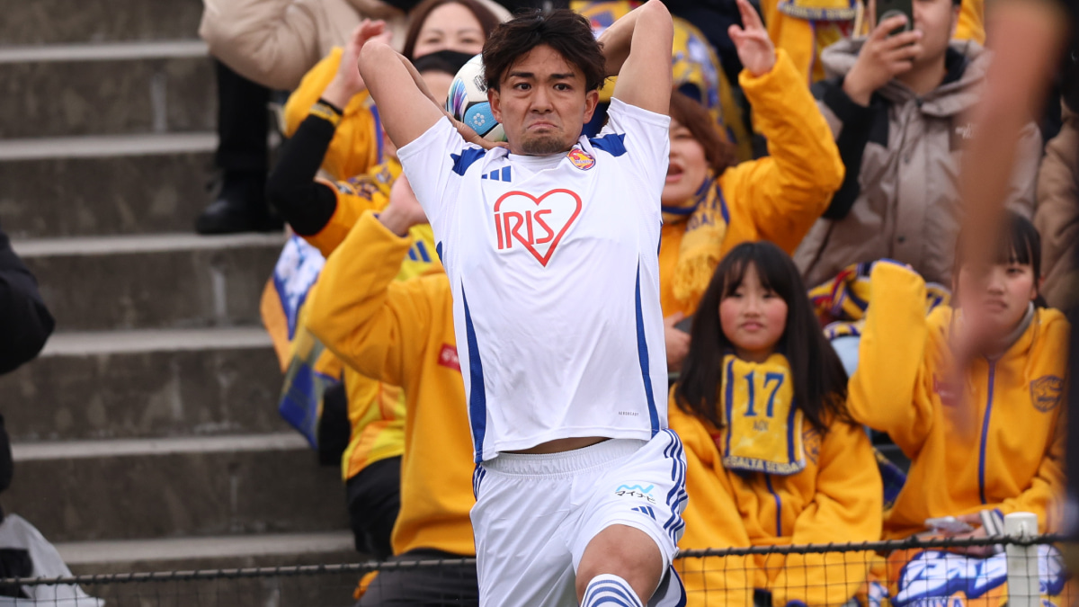 ロングスローを投げる五十嵐聖己