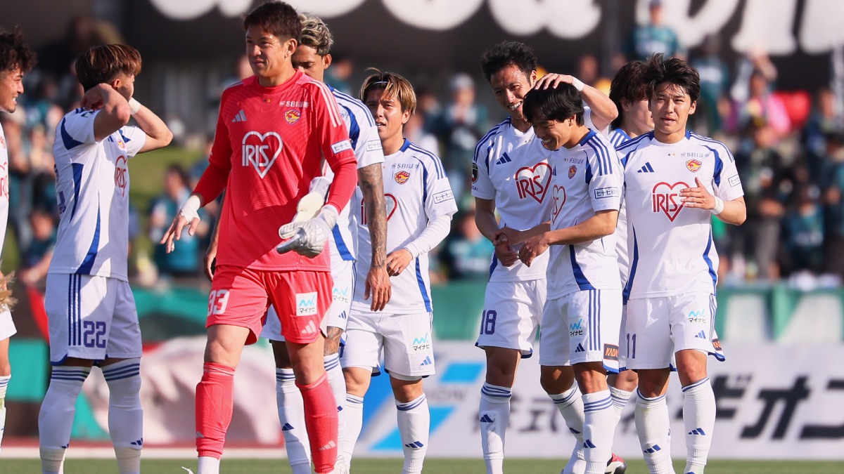 試合集終了後に勝利を喜ぶベガルタ仙台の選手たち