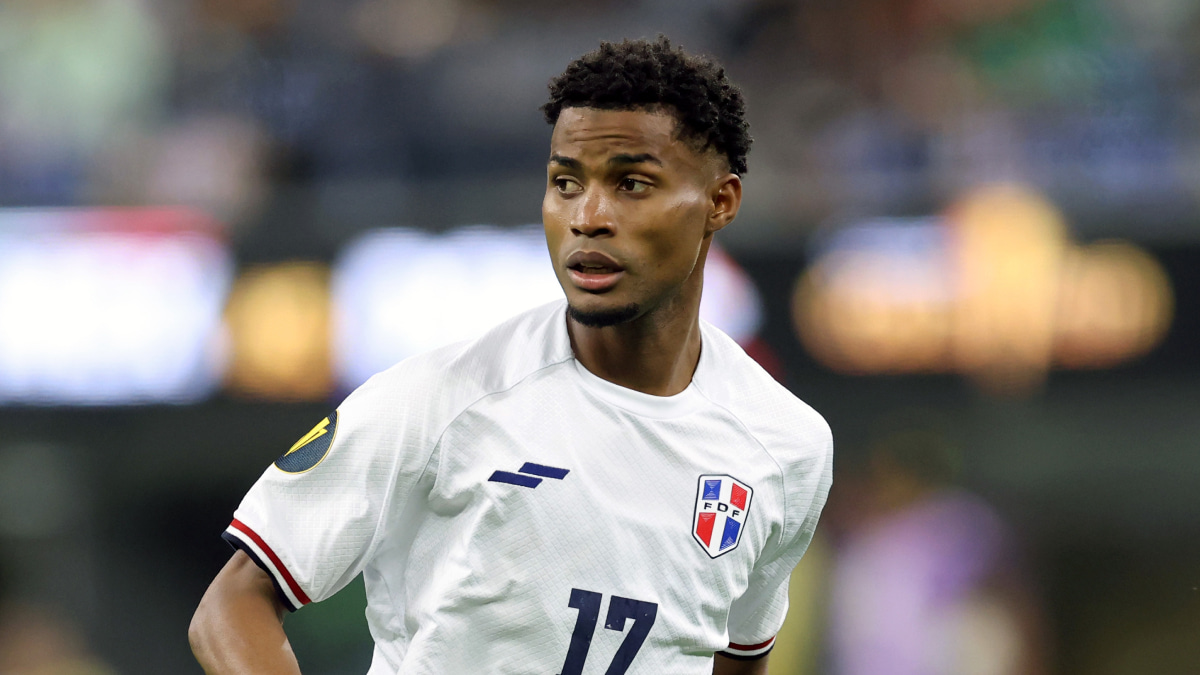 一瞬の隙を突く“忍者ゴール”！ GKの背後に隠れて奪った同点弾が話題に…リベルタドーレスで生まれた驚愕ゴール