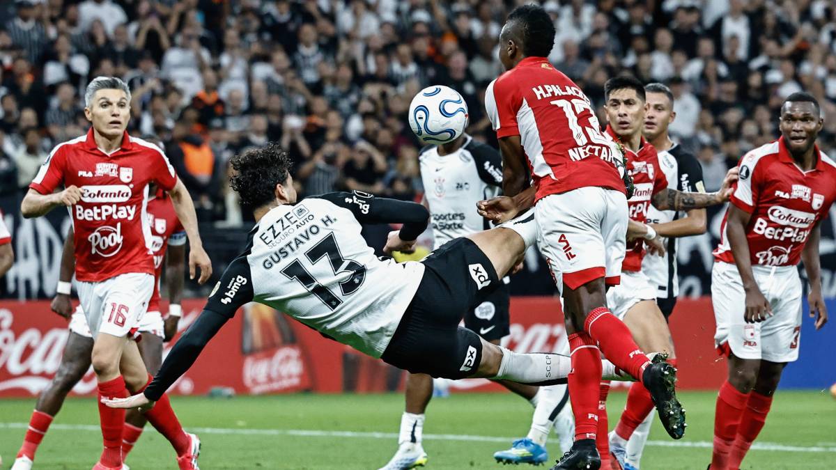 まさかの“脛”で決めた！ コリンチャンスDF、ジャンピングボレー炸裂の衝撃ゴール！ アクロバティックに決めた驚愕弾