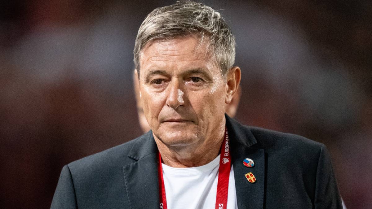 約13年ぶり帰還！ ストイコビッチ氏、新生パロマ瑞穂スタジアムで“革靴リフティング”披露！ クラブOBと記念撮影も