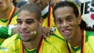 2005年FIFAコンフェデレーションズカップ時のアドリアーノとロナウジーニョ→
