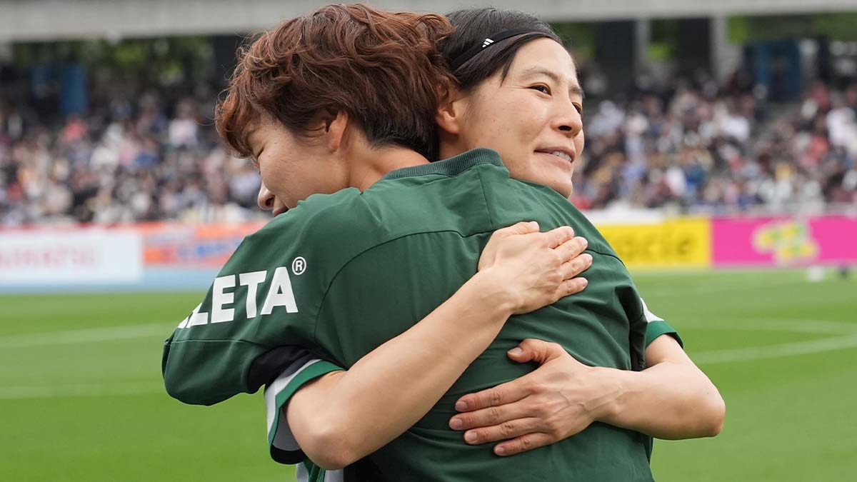 最高の笑顔！ 日テレ・東京ヴェルディベレーザの選手たちが優勝後に歓喜！ 岩清水梓の息子も喜び