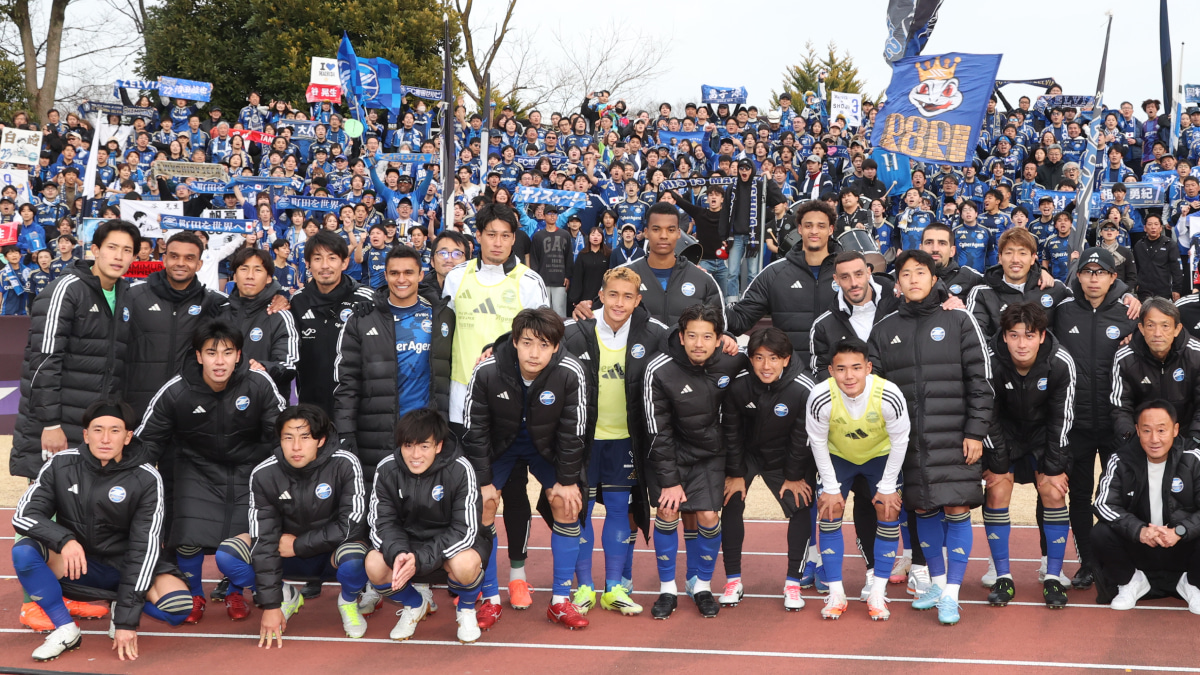 水戸ホーリーホックにPKで勝利し、記念撮影をするFC町田ゼルビア