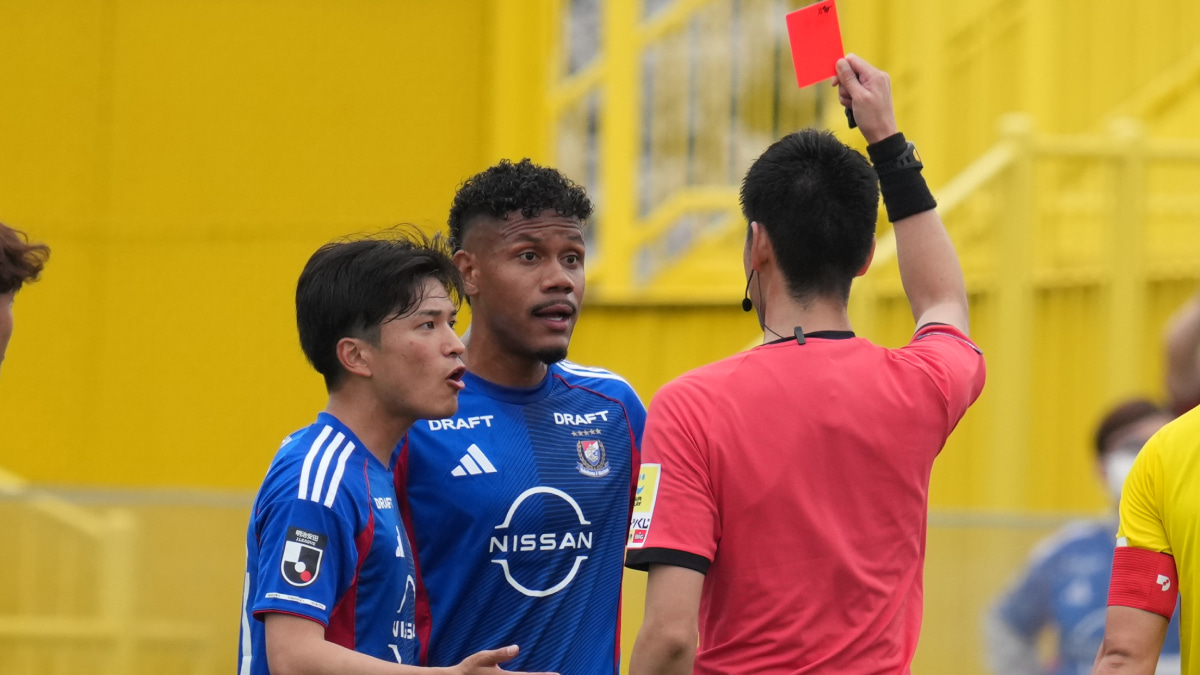 横浜F・マリノス　レッドカードをもらうジェイソン・キニョーネスとその判定に異議を唱える山根陸