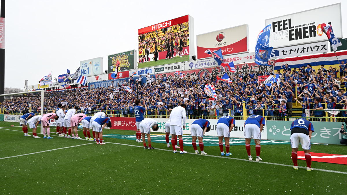 前半戦最後の試合で黒星を喫し、サポーターに挨拶する横浜F・マリノス