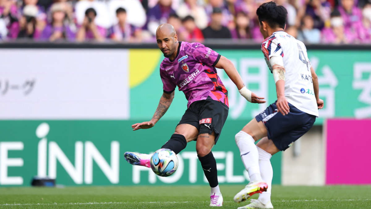 マルコ・トゥーリオとマッチアップするファジアーノ岡山の阿部海大