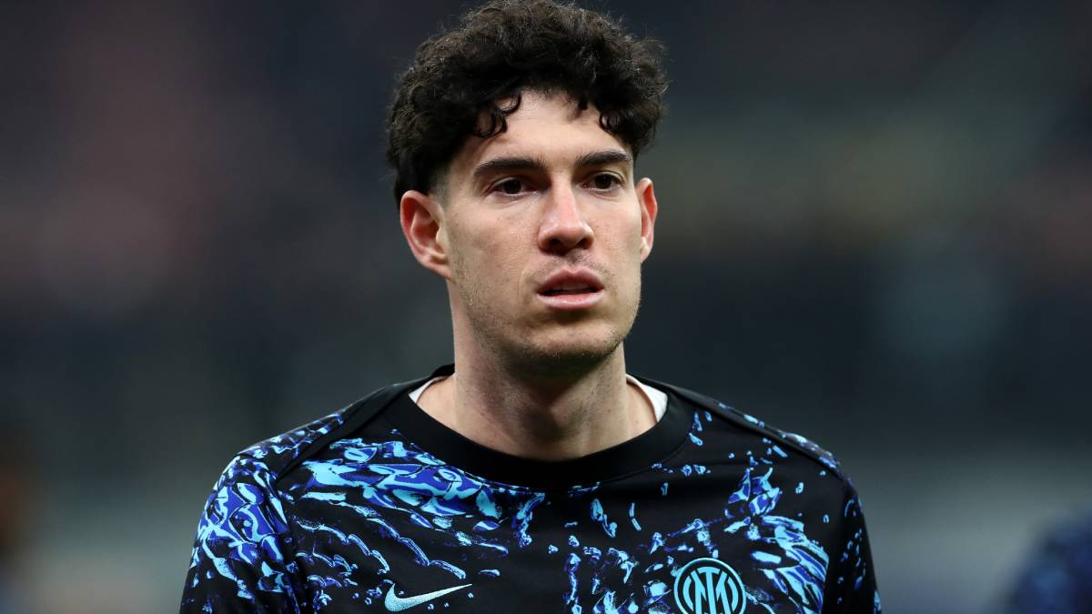 欧州PO決勝戦で一発退場のイタリア代表DFバストーニ、SNSでは批判殺到も…。ローマ戦でサポーターは温かい拍手「人生に間違いはつきもの」