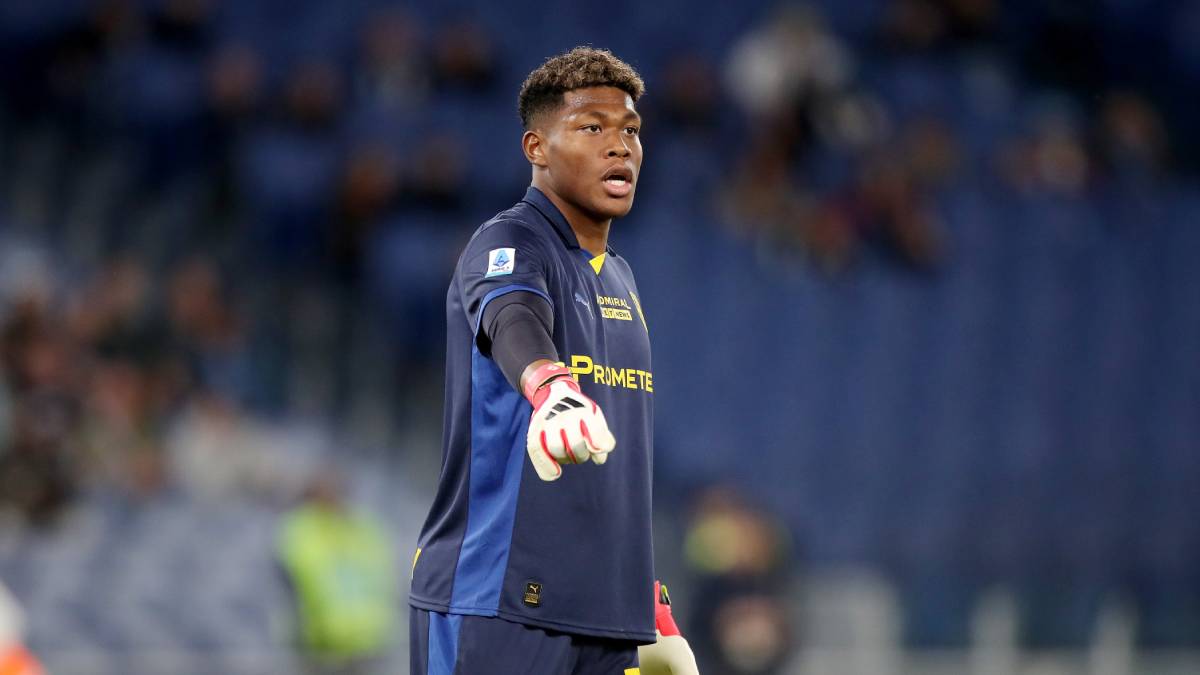 パルマGK鈴木彩艶、“70m級”の超ロングキックで先制ゴールの起点に！ 開始35秒の電光石火弾を演出！ ナポリとドローで貴重な勝ち点1獲得