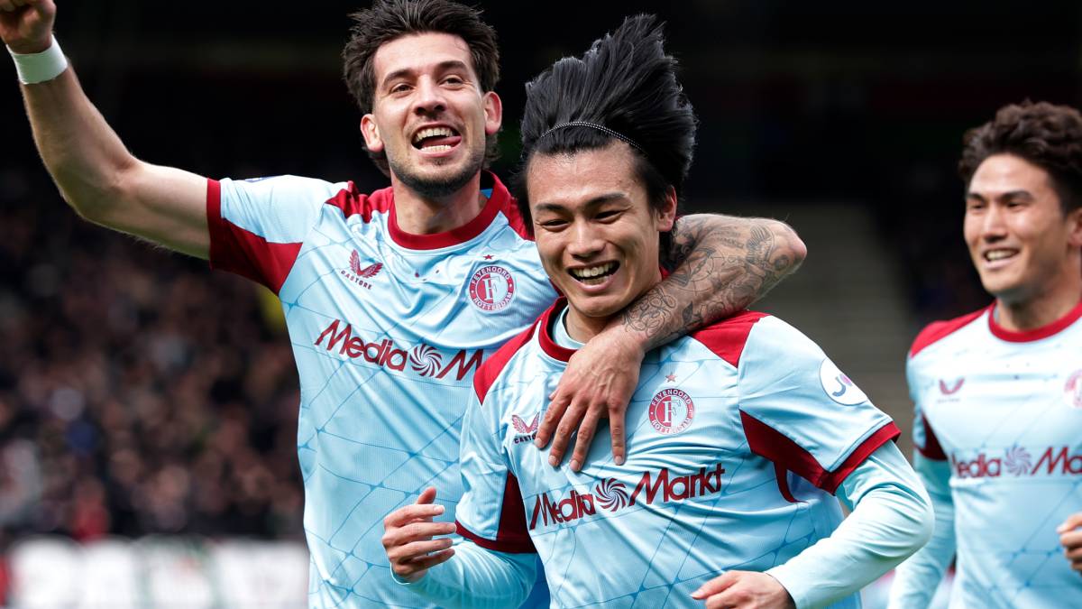 驚愕の打点…上田綺世、まるで“空中停止”のヘッド！ フェイエノールト投稿、決定的瞬間の写真が話題