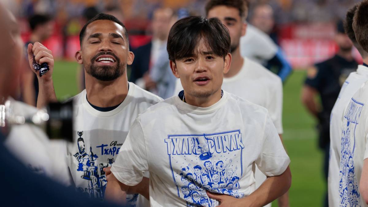 笑顔で優勝を喜ぶ！ プロキャリア初のタイトルを獲得したソシエダMF久保建英。クラブ公式がトロフィーを掲げる様子を投稿！