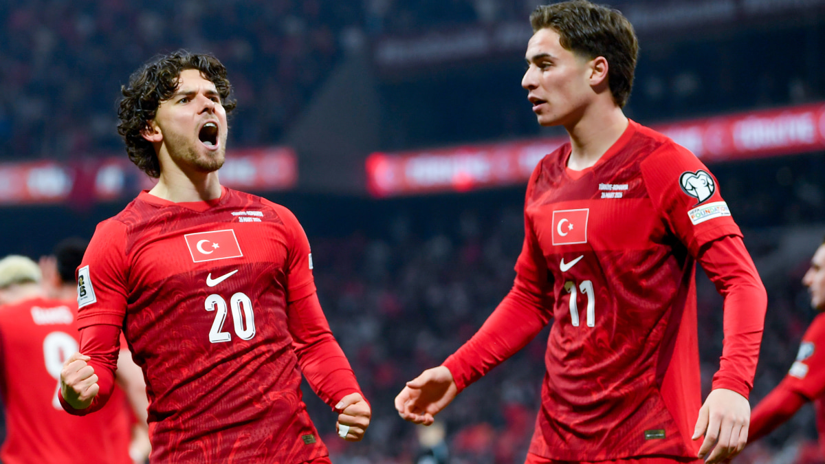 トルコ代表のケナン・ユルディズとフェルディ・カドゥオール
