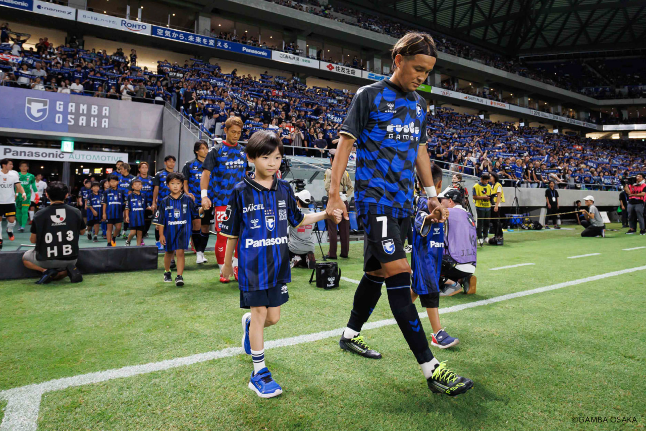 ガンバ大阪、チャリティーシャツの収益などを聴覚支援学校に物品に換えて寄贈。収益を全て合わせて80万円に