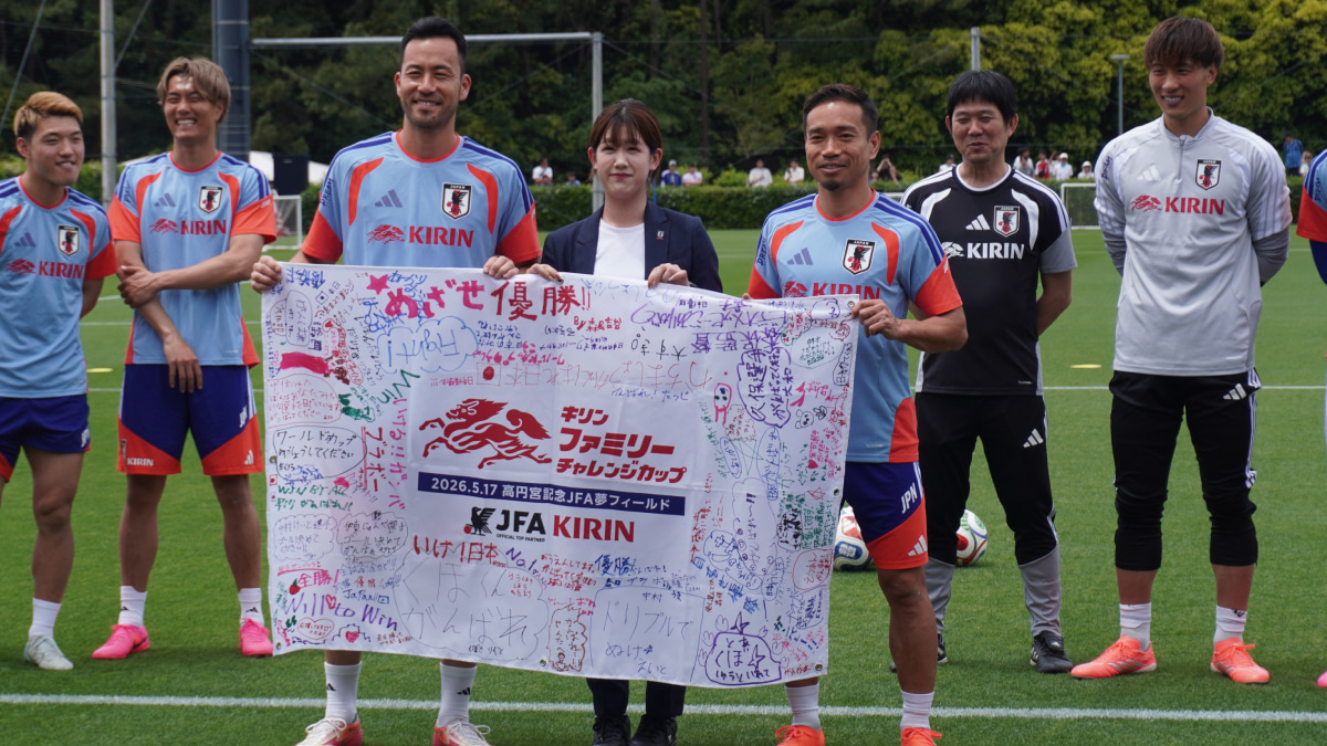 寄せ書き送られる長友佑都と吉田麻也たち