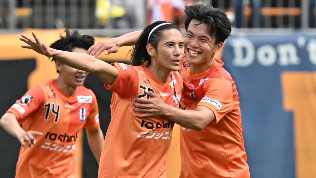 曲がり方が凄い！愛媛FC・前田椋介の美しい直接FKゴール炸裂！ 徳島ヴォルティス相手の6発大勝に繋がる追加点