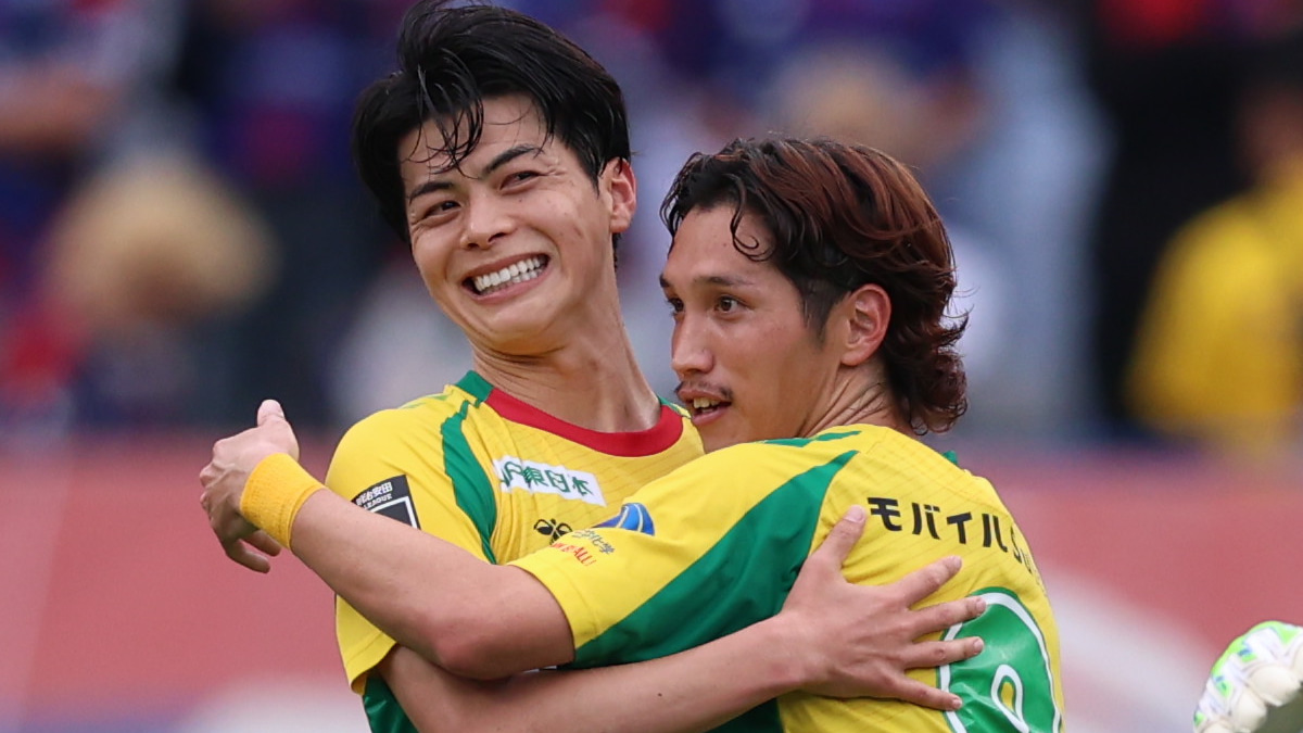 笑顔で呉屋大翔と抱擁する河野貴志
