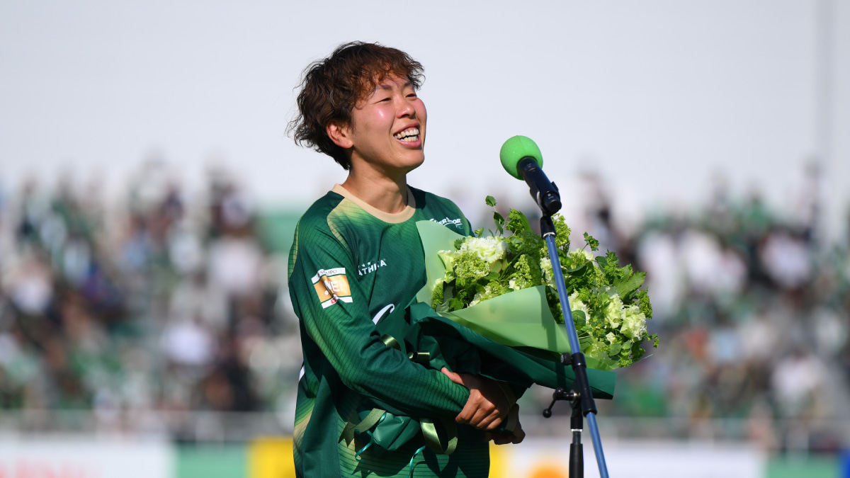 岩清水梓、泣き笑いの引退試合。“サッカーの神様”は背番号33に微笑んだ「ゴールするかしないかの最後の一本だな」【コラム】
