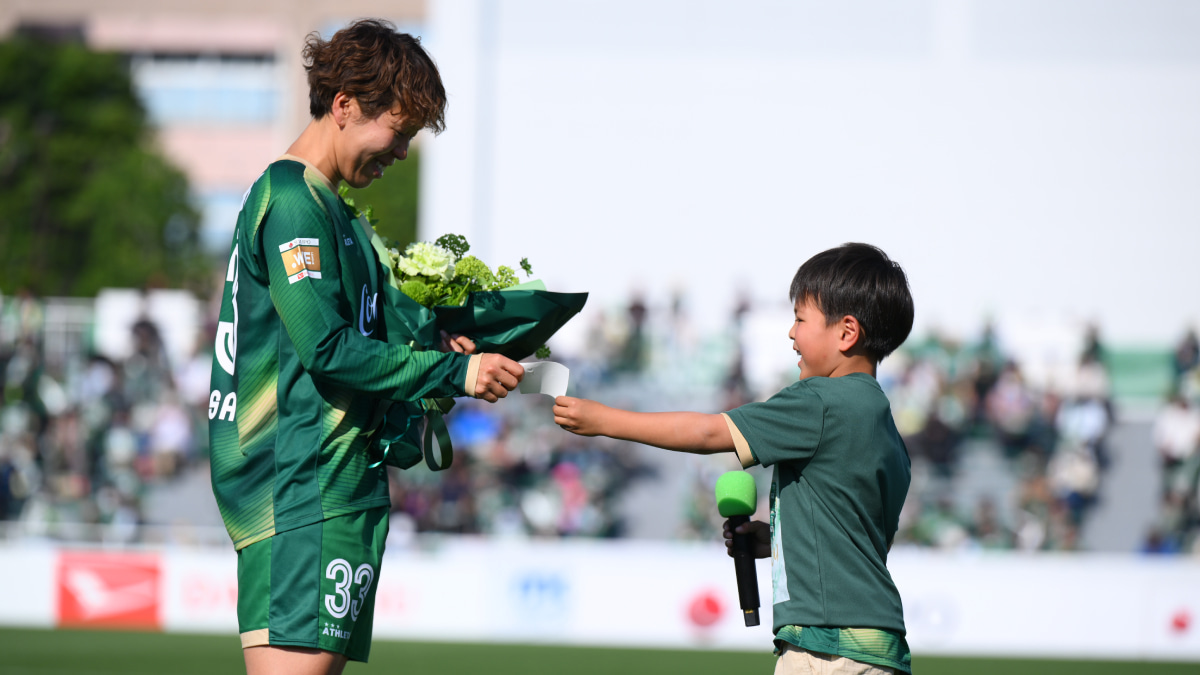 引退セレモニーで息子から手紙を贈られる日テレ・東京ヴェルディベレーザの岩清水梓