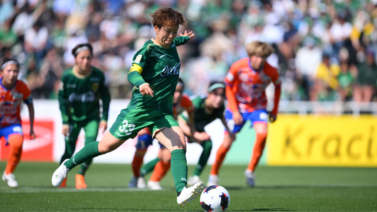 引退試合でPKを蹴る日テレ・東京ヴェルディベレーザの岩清水梓