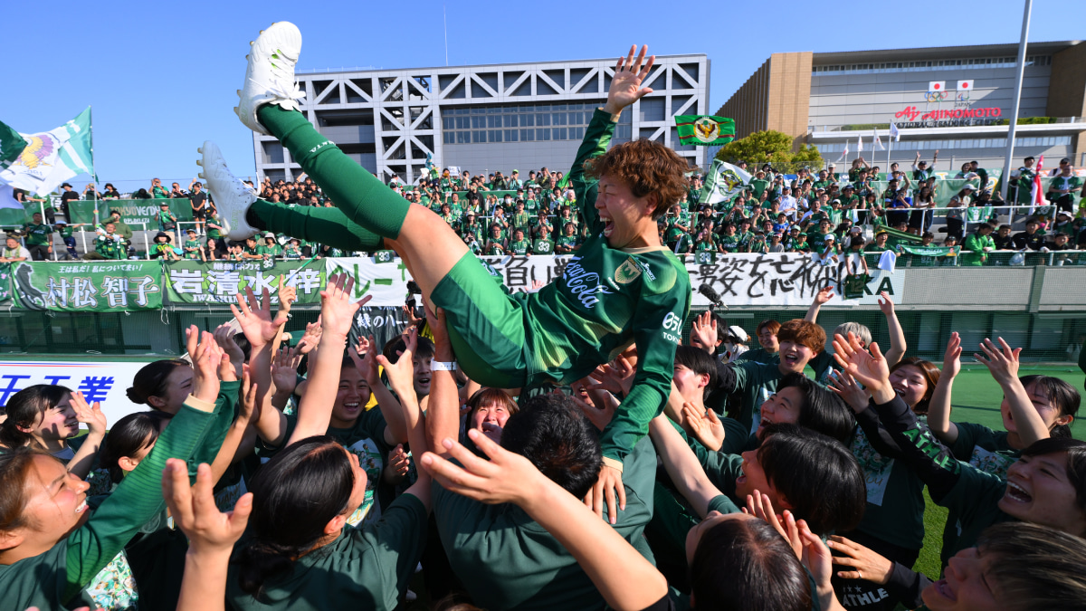 引退試合後、チームメイトに胴上げされる日テレ・東京ヴェルディベレーザの岩清水梓