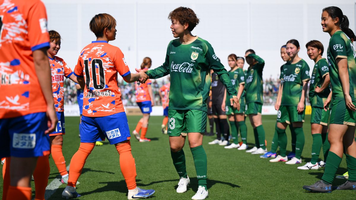 引退試合で花道を作られ、ピッチを後にする日テレ・東京ヴェルディベレーザの岩清水梓