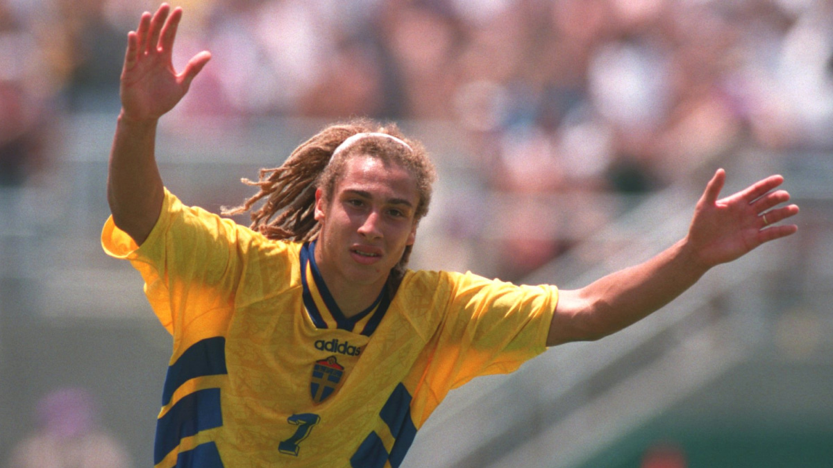 スウェーデン代表“94年W杯ユニフォーム”を復刻！ レジェンドのヘンリク・ラーションがモデルで登場