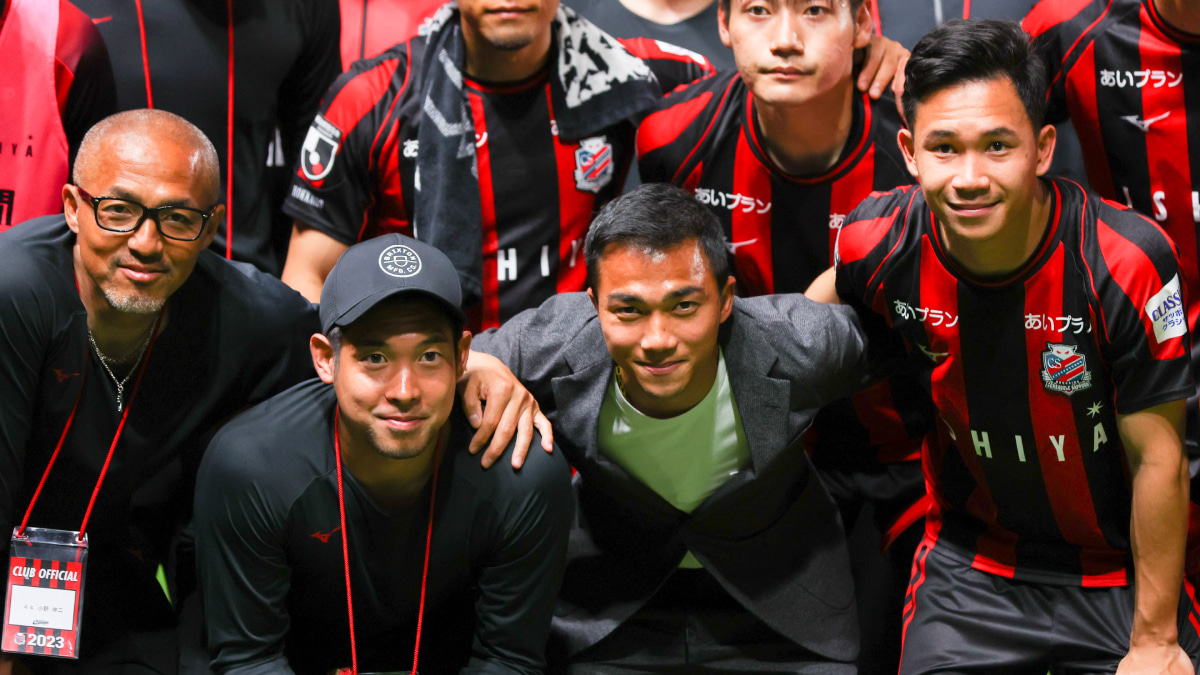 かつて北海道コンサドーレ札幌で活躍したチャナティップ（写真右から2番目）と現在、札幌でプレーするスパチョーク（写真右）