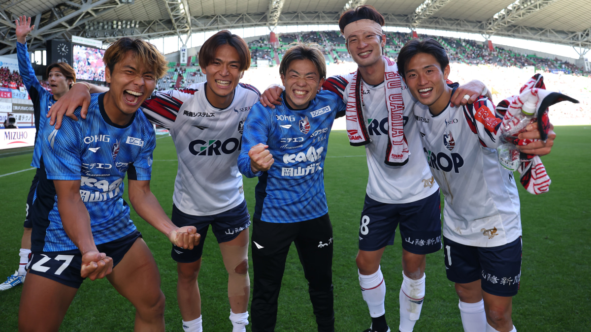 ヴィッセル神戸に勝利し、記念撮影におさまるファジアーノ岡山の（左から）木村太哉、鈴木喜丈、山根永遠、立田悠悟、宮本英治