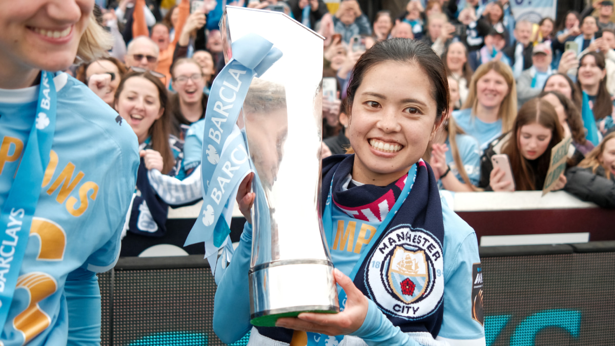 最終節後、WSL優勝トロフィーとともに写真撮影に応じるマンチェスター・シティWFCの長谷川唯