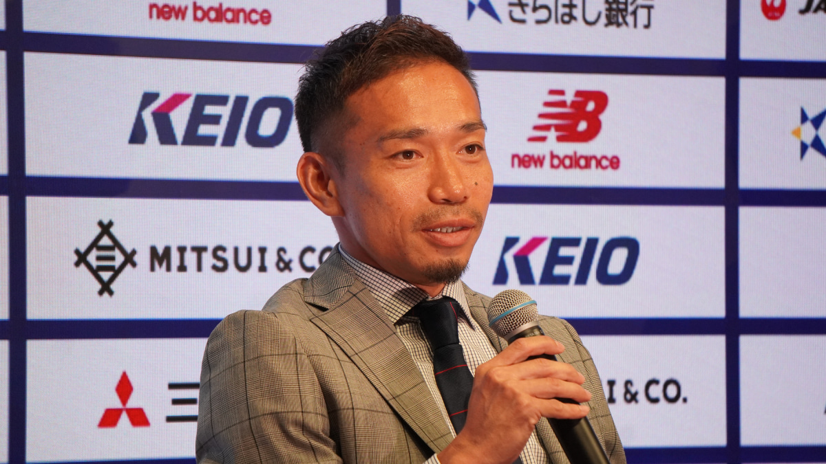 FC東京　長友佑都
W杯選出会見で記者の質問に答える