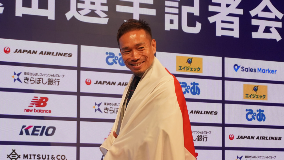 FC東京　長友佑都
W杯選出会見でフォトセッションに応じる