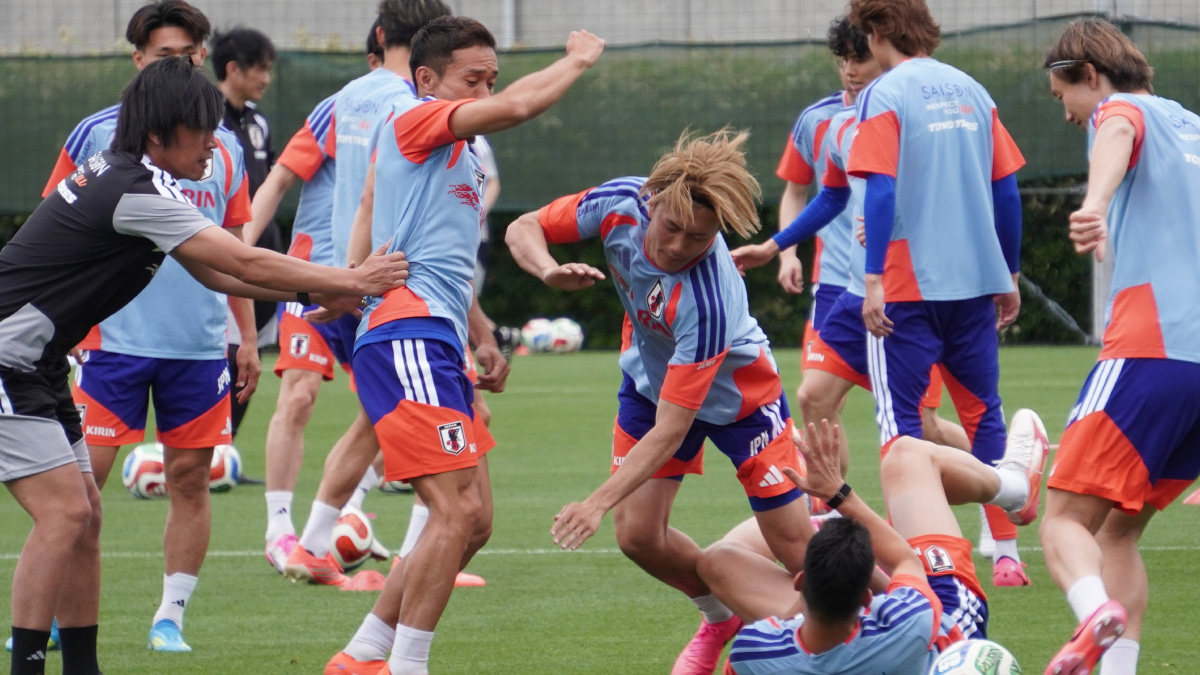 鳥かごを行うサッカー日本代表