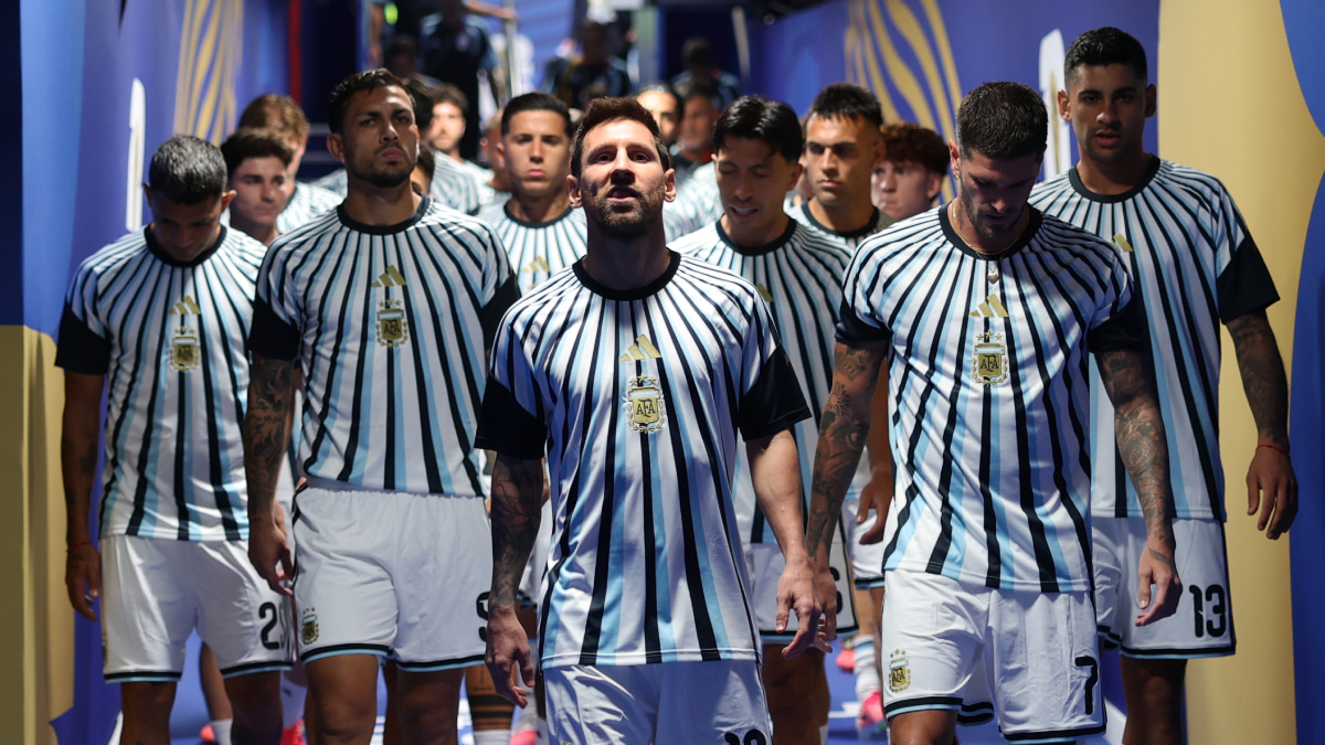 アルゼンチン代表は時代遅れなのか。メッシの「1」＋「9」という異質