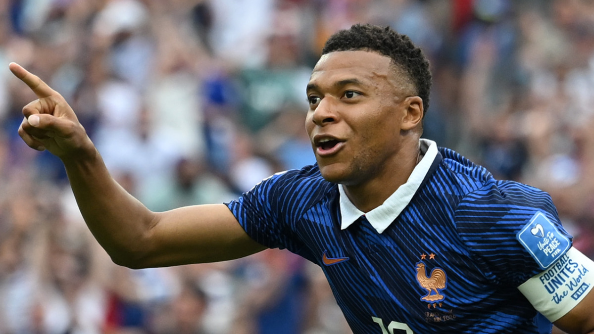 フランス代表、エンバペの2発などで快勝！ 異例の試合中断にも屈せず