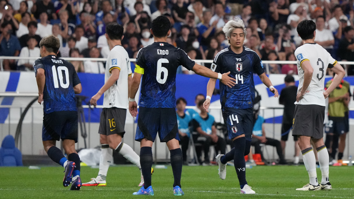 サッカー日本代表　交代時　伊東純也