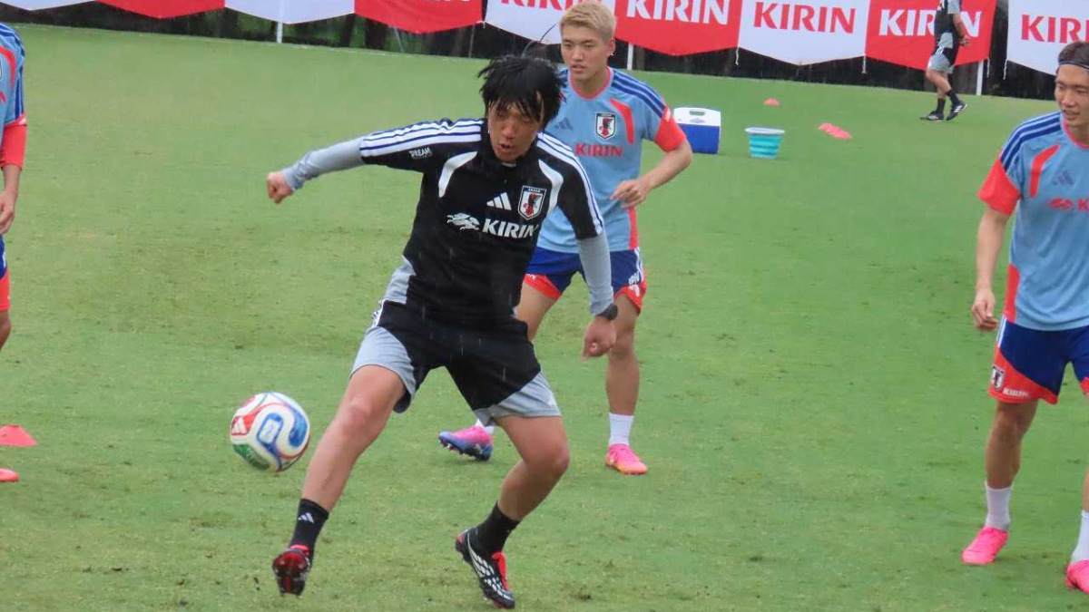 サッカー日本代表　中村俊輔コーチ