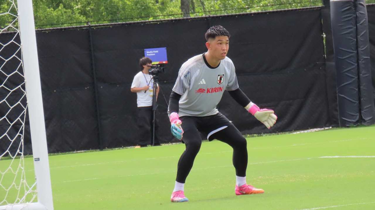 日本代表GK早川友基、同じGKの鈴木彩艶を称賛「彩艶が止めているから
