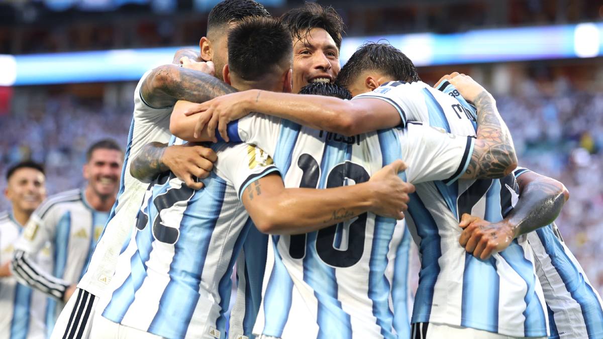 アルゼンチン代表、メッシのスーパーゴールで先制 “神”トラップからの