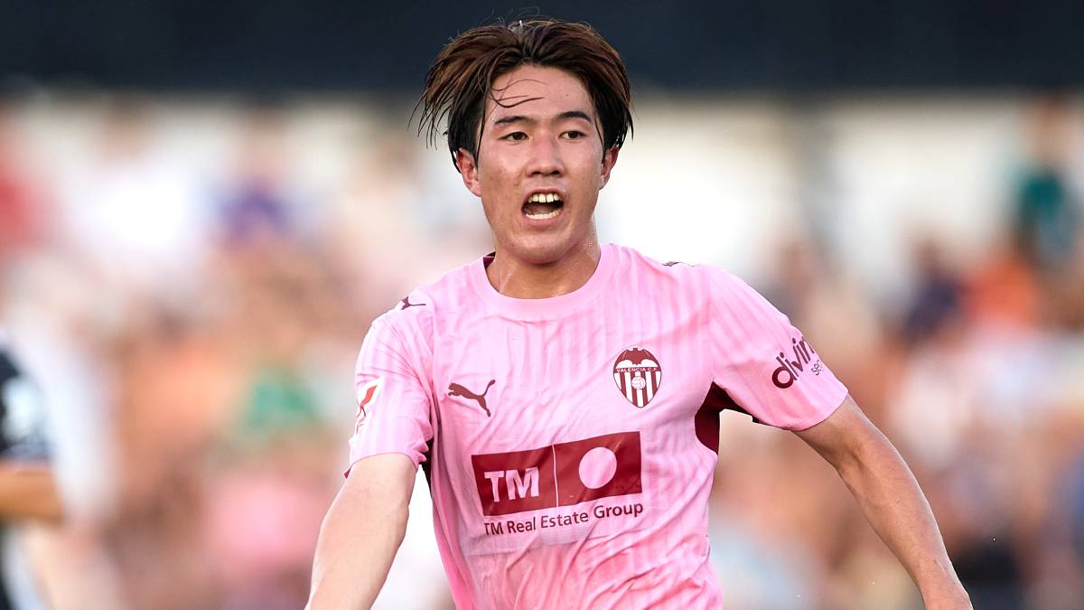 バレンシア加入直後の日本代表MF佐藤龍之介、鮮烈デビュー弾！ 移籍後