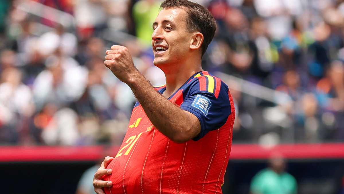 北中米W杯優勝に貢献したオヤルサバル、チームメートから胴上げで祝福
